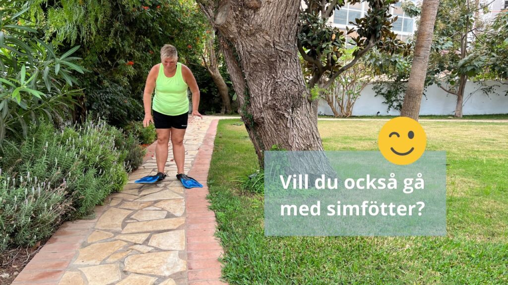 En kvinna går med simfötter på en trädgård